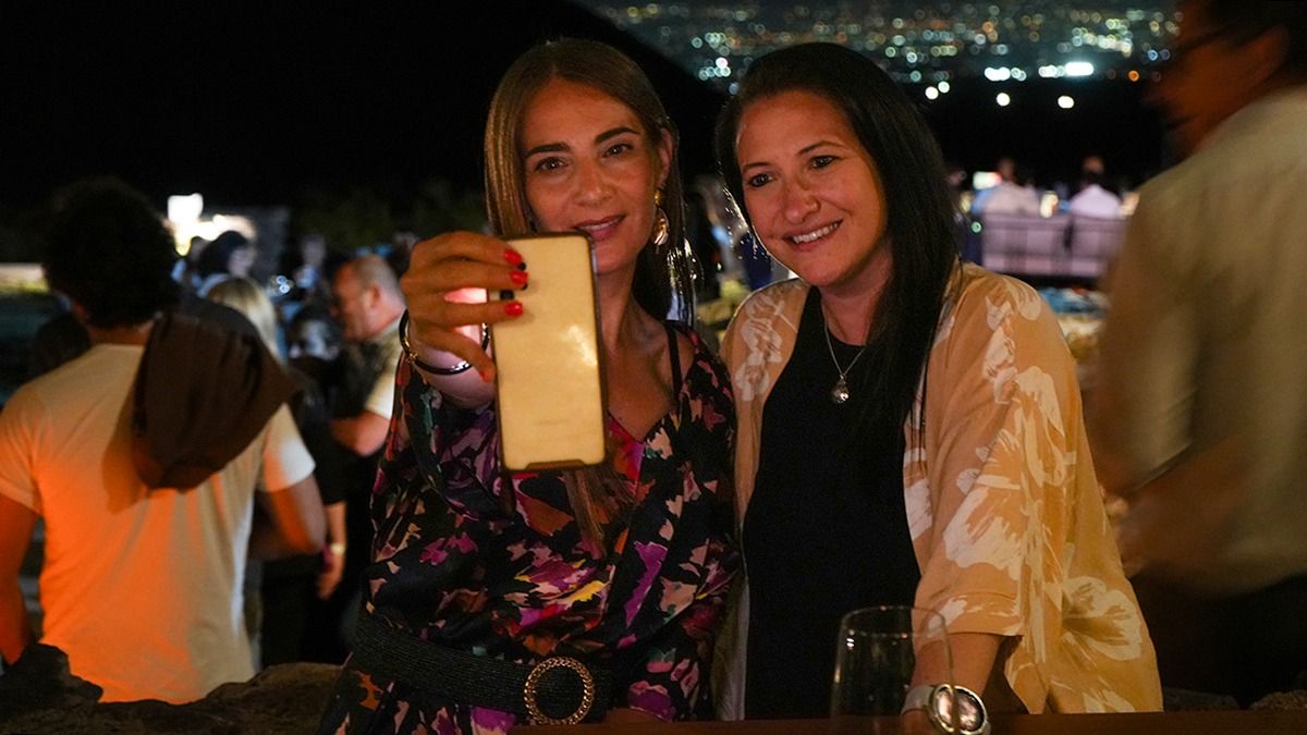 Marcela Fernández y Laura Savina, del INTI, no pudieron resistirse a las selfies en el maravilloso lugar que brinda Isidris. Marcela Fernández y Laura Savina, del INTI, no pudieron resistirse a las selfies en el maravilloso lugar que brinda Isidris.