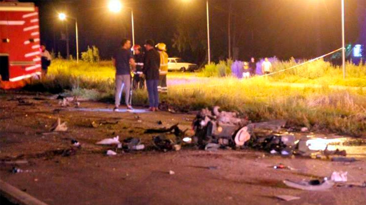 Un hombre perdió la vida tras chocar con su auto contra un camión en Bowen. (Fotos gentileza Alveardiario.com).