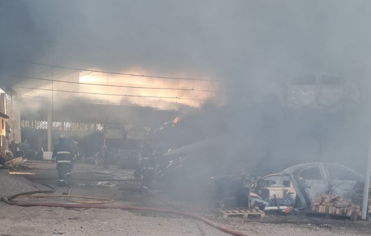 Video: Bomberos extinguieron un gran incendio en un galpón de autopartes en Maipú