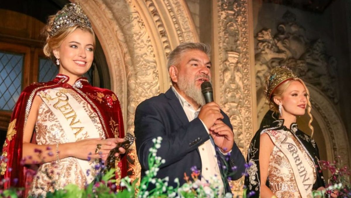 Azul Antol&iacute;nez y Agustina Giacomelli junto al subsecretario de Cultura de Mendoza, Diego Gareca.