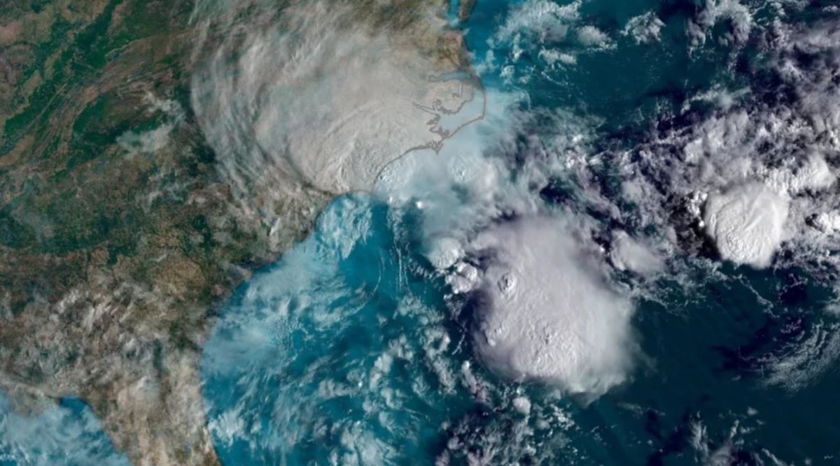 En el mapa meteorológico se ve la amenaza de la tormenta acercándose. En el mapa meteorológico se ve la amenaza de la tormenta acercándose.