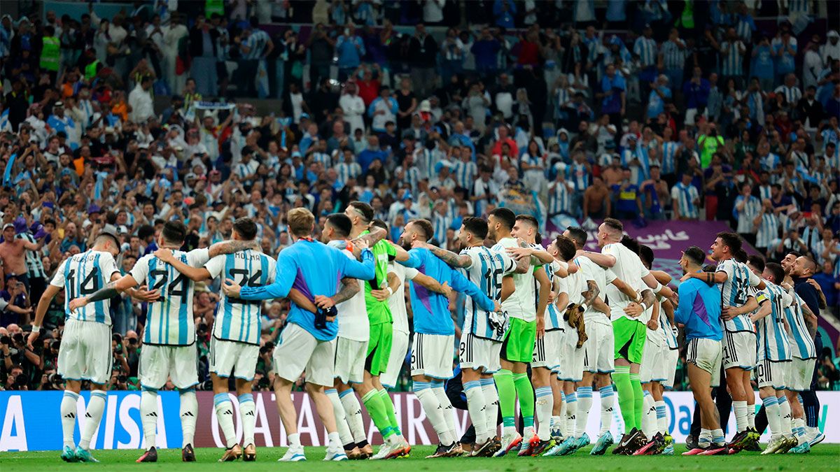 El seleccionado argentino jugará el domingo la final de la Copa del Mundo de Qatar 2022 con su tradicional camiseta a bastones verticales celestes y blancos.