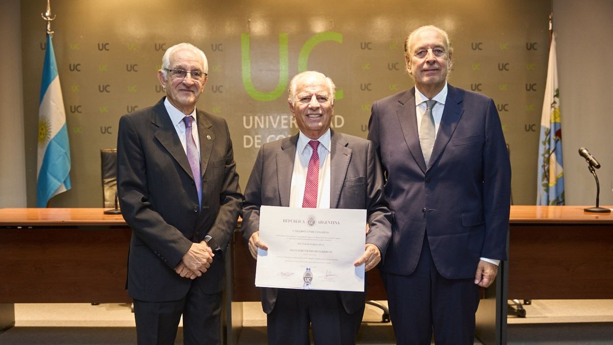 El ingeniero Alejandro Pedro Bulgheroni recibió el título de Doctor Honoris Causa en la Universidad de Congreso. Hicieron entrega el rector Rubén Bresso y el presidente de la Fundación Universidad de Congreso