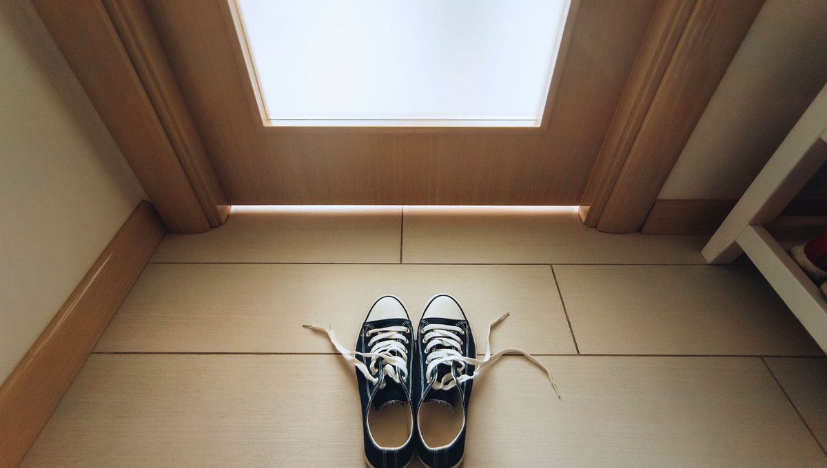 Si pensabas que tus zapatos estaban limpios porque no pisaste barro, la sabiduría japonesa te tiene malas noticias. Para evitar entrar la suciedad que tienen a tu casa, tenés que sacartelos en la entrada y dejarlos mirando hacia la puerta. Fuente: Canva. Si pensabas que tus zapatos estaban limpios porque no pisaste barro, la sabiduría japonesa te tiene malas noticias. Para evitar entrar la suciedad que tienen a tu casa, tenés que sacartelos en la entrada y dejarlos mirando hacia la puerta. Fuente: Canva.