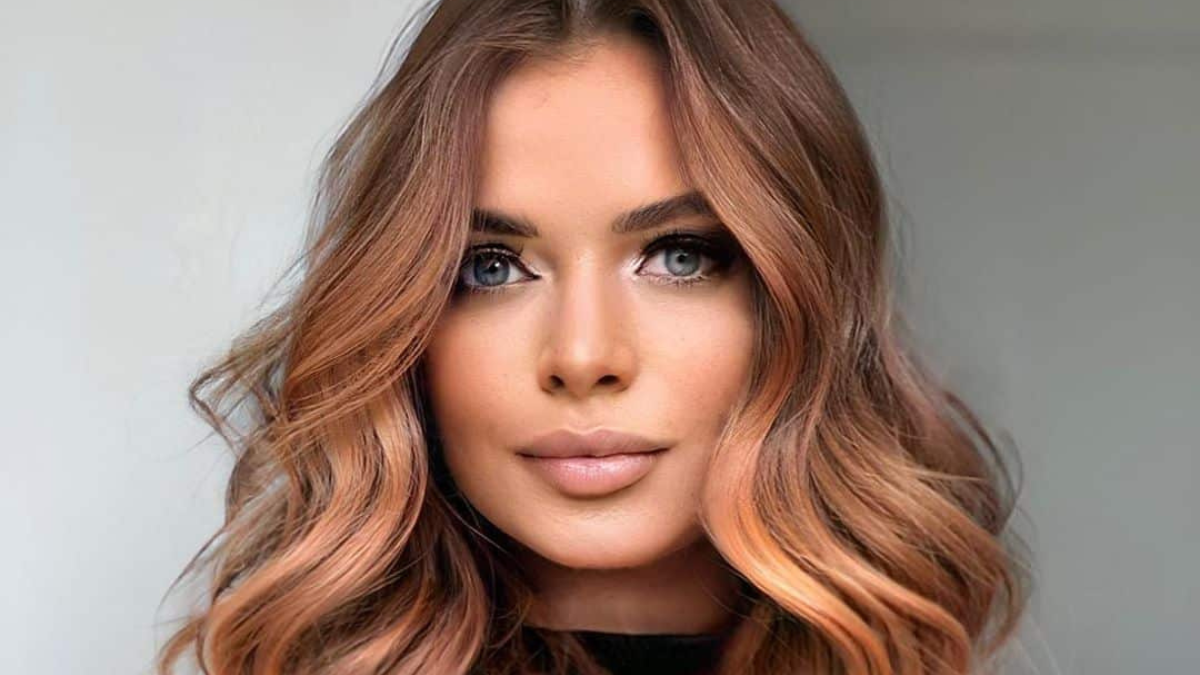 Este nuevo color de pelo combina los reflejos rosas y dorados, suavizando los rasgos del rostro. Este nuevo color de pelo combina los reflejos rosas y dorados, suavizando los rasgos del rostro.