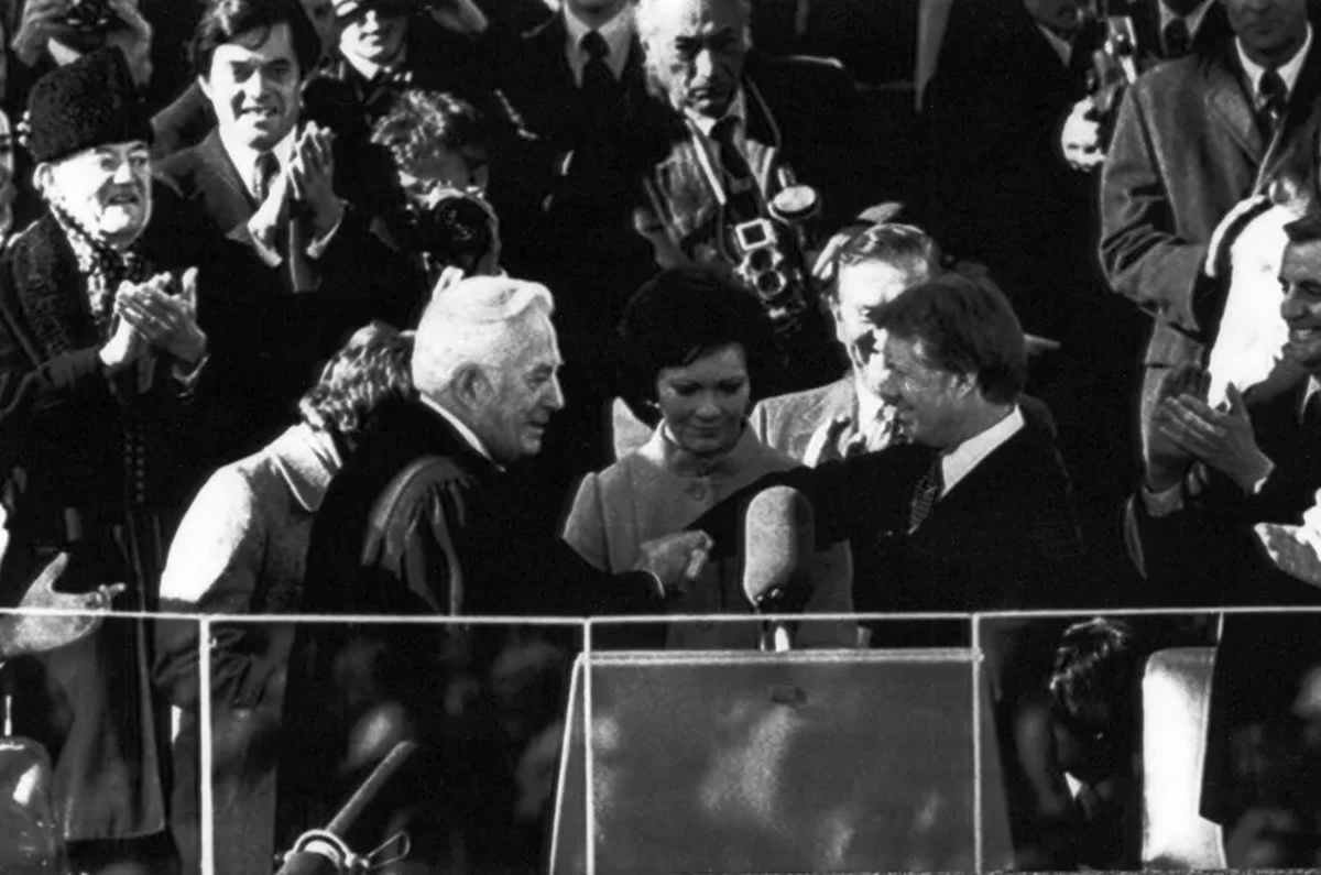 Foto de 1977 en la que se observa al presidente del Tribunal Supremo Warren Burger, felicitar a Jimmy Carter, acompañado por su mujer Rosalynn, tras jurar el cargo como presidente de los Estados Unidos. Crédito: EFE/ma. Foto de 1977 en la que se observa al presidente del Tribunal Supremo Warren Burger, felicitar a Jimmy Carter, acompañado por su mujer Rosalynn, tras jurar el cargo como presidente de los Estados Unidos. Crédito: EFE/ma.