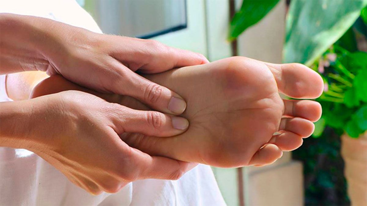 Cómo hacer unos efectivos masajes relajantes en los pies para aliviar tensiones. Cómo hacer unos efectivos masajes relajantes en los pies para aliviar tensiones.