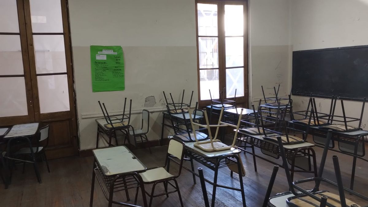 Aulas vacías por el gran ausentismo de los alumnos en las escuelas de Mendoza tras el paro general convocado por la CGT. Aulas vacías por el gran ausentismo de los alumnos en las escuelas de Mendoza tras el paro general convocado por la CGT.