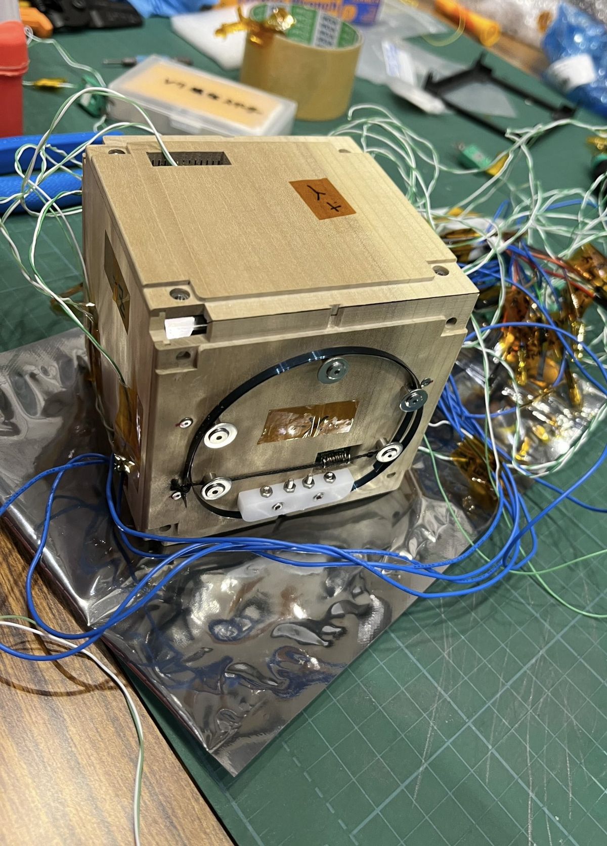 Los ingenieros japoneses enfrentaron diversos desafíos a la hora de diseñar este satélite. Los ingenieros japoneses enfrentaron diversos desafíos a la hora de diseñar este satélite.