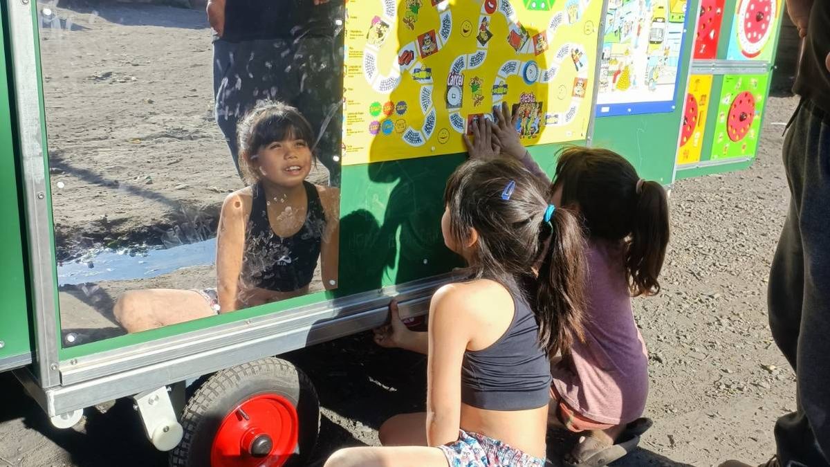 La ONG Generando Puentes recibió esta pizarra a prueba de calle y comenzó a trabajar. Se necesita más de un millón de pesos al mes para sostener el proyecto. 