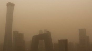 Beijing, sofocada por una tormenta de arena y polvo