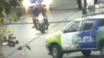 Video: murió un delincuente que huía de la Policía al chocar contra una patrulla
