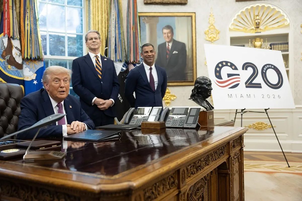 Cerca del presidente. Donald Trump habla mientras el secretario del Tesoro de Estados Unidos, Scott Bessent, y el alcalde de Miami, Francis Suárez, observan en el Despacho Oval de la Casa Blanca en Washington. Crédito: EFE/EPA/FRANCIS CHUNG / POOL.