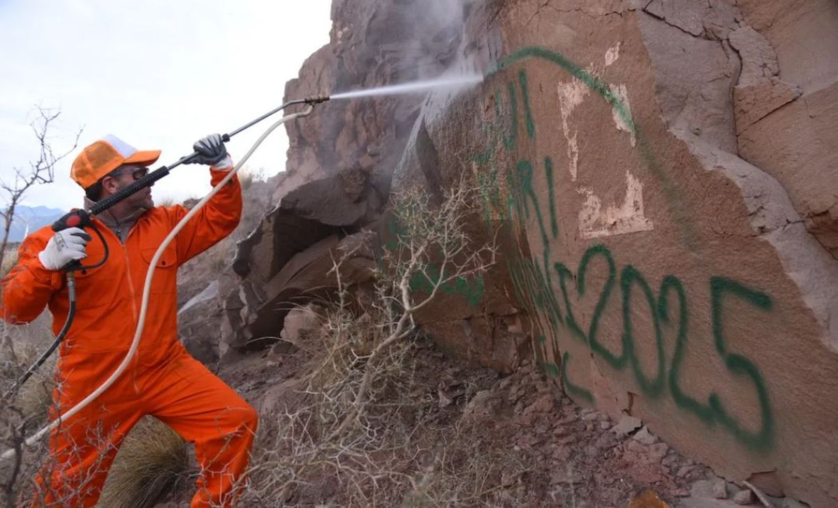 Limpiaron las rocas vandalizadas de Potrerillos en la mañana de este viernes. Foto: Prensa Gobierno 