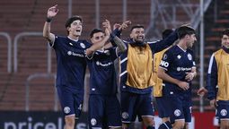 Sheyko Studer celebra con sus compañeros el triunfazo azul