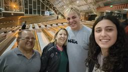 Cristian Castro con María de los Milagros Valles y sus abuelos, en el encuentro tras la misa en la iglesia de El Challao este domingo por la noche. Cristian Castro con María de los Milagros Valles y sus abuelos, en el encuentro tras la misa en la iglesia de El Challao este domingo por la noche.