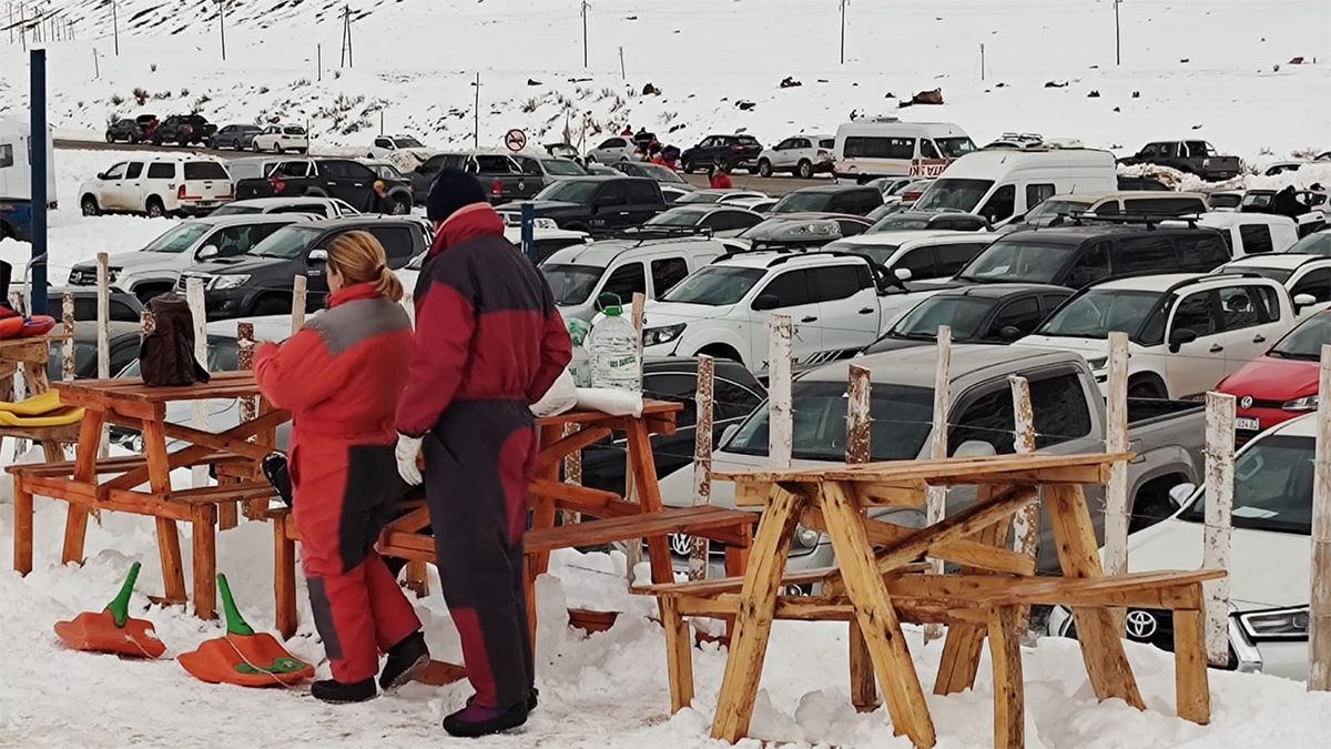 La playa de estacionamiento de Los Puquios lució completamente llena este miércoles.