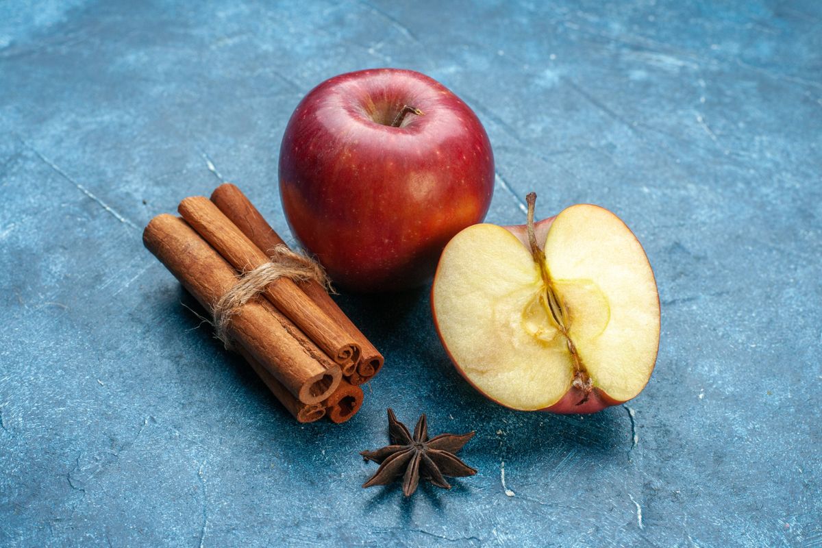 Prepara un ambientador de manzana y canela. Imagen: Freepik Prepara un ambientador de manzana y canela. Imagen: Freepik