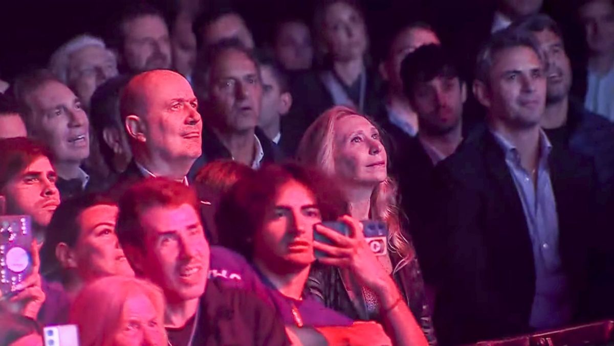 Federico Struzenegger, Daniel Scioli, Karina Milei y Martín Menem escuchando al presidente. Federico Struzenegger, Daniel Scioli, Karina Milei y Martín Menem escuchando al presidente.