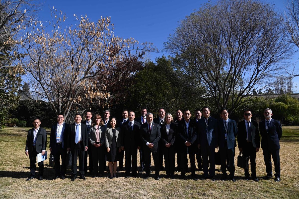 La foto final con todas las personas que participaron de la reunión entre la máxima autoridad diplomática de China en Argentina y el Gobierno.