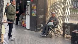 Juan, un trabajador ques es un ejemplo para los mendocinos. Imagen mejorada con IA