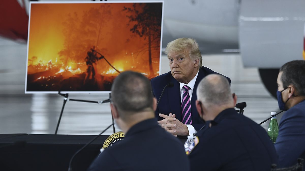 El presidente Donald Trump visitó las zonas afectadas por los incendios forestales y minimizó la gravedad del cambio climático.