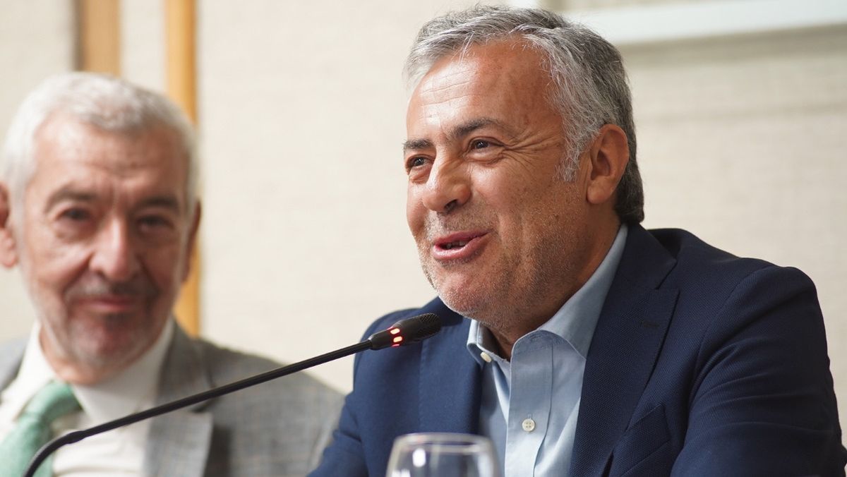 Alfredo Cornejo durante su exposición. Atrás, el exmandatario justicialista José Octavio Bordón.