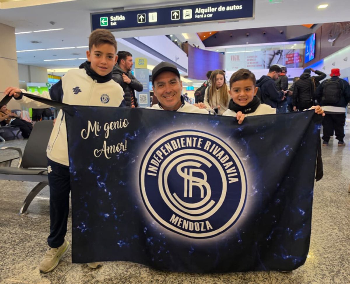 Los hinchas llegaron temprano para despedir al plantel y algunos viajaron en el chárter.