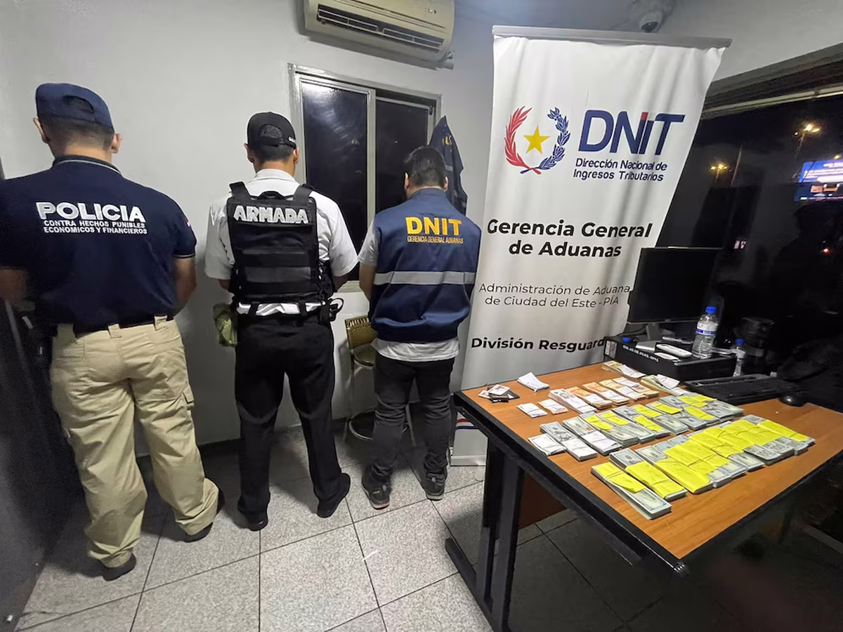 El control aduanero en el que quedó detenido Kueider fue en el Puente de la Amistad que une Ciudad del Este con Foz do Iguazú en Brasil. El control aduanero en el que quedó detenido Kueider fue en el Puente de la Amistad que une Ciudad del Este con Foz do Iguazú en Brasil.