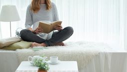 Un rincón de lectura como terapia: el espacio personal dedicado a la lectura se presenta como una herramienta efectiva para disminuir el estrés y mejorar el bienestar emocional.