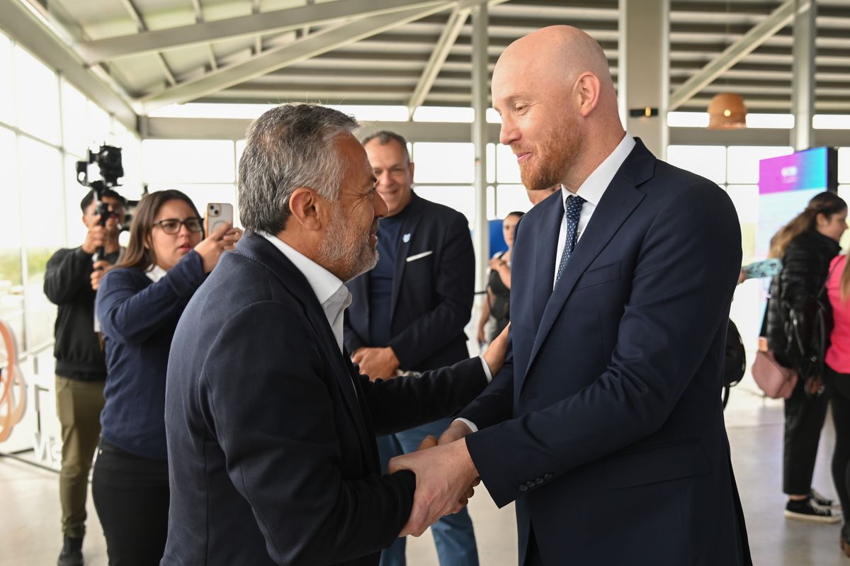 El gobernador Alfredo Cornejo y el intendente de Luján, Esteban Allasino, inauguraron la 17ª Conferencia Anual de Redes de Gobierno y Ciudades Inteligentes.