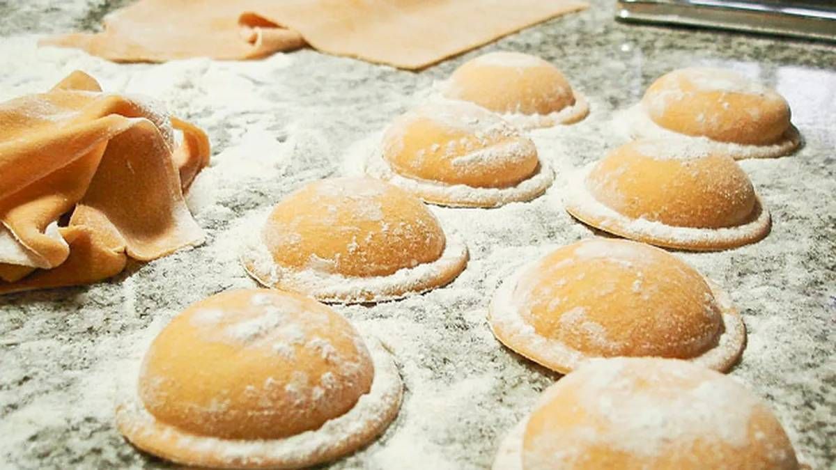 Recetas: pasos para hacer Sorrentinos de calabaza,q ueso y nuez, las pastas rellenas argentinas más pedidas. Recetas: pasos para hacer Sorrentinos de calabaza,q ueso y nuez, las pastas rellenas argentinas más pedidas.