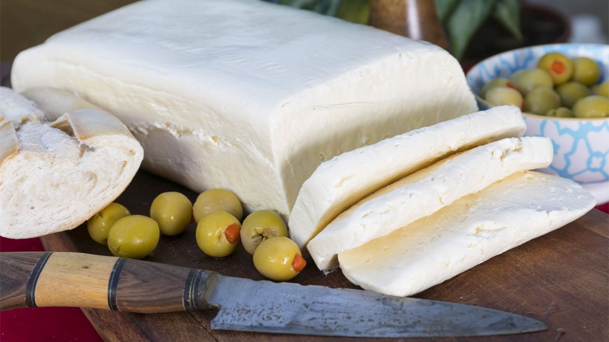 Se recomienda que el queso esté afuera de la heladera no más de 2 horas, para evitar que pierda la cadena de frío y esté más propenso a la contaminación.&nbsp;