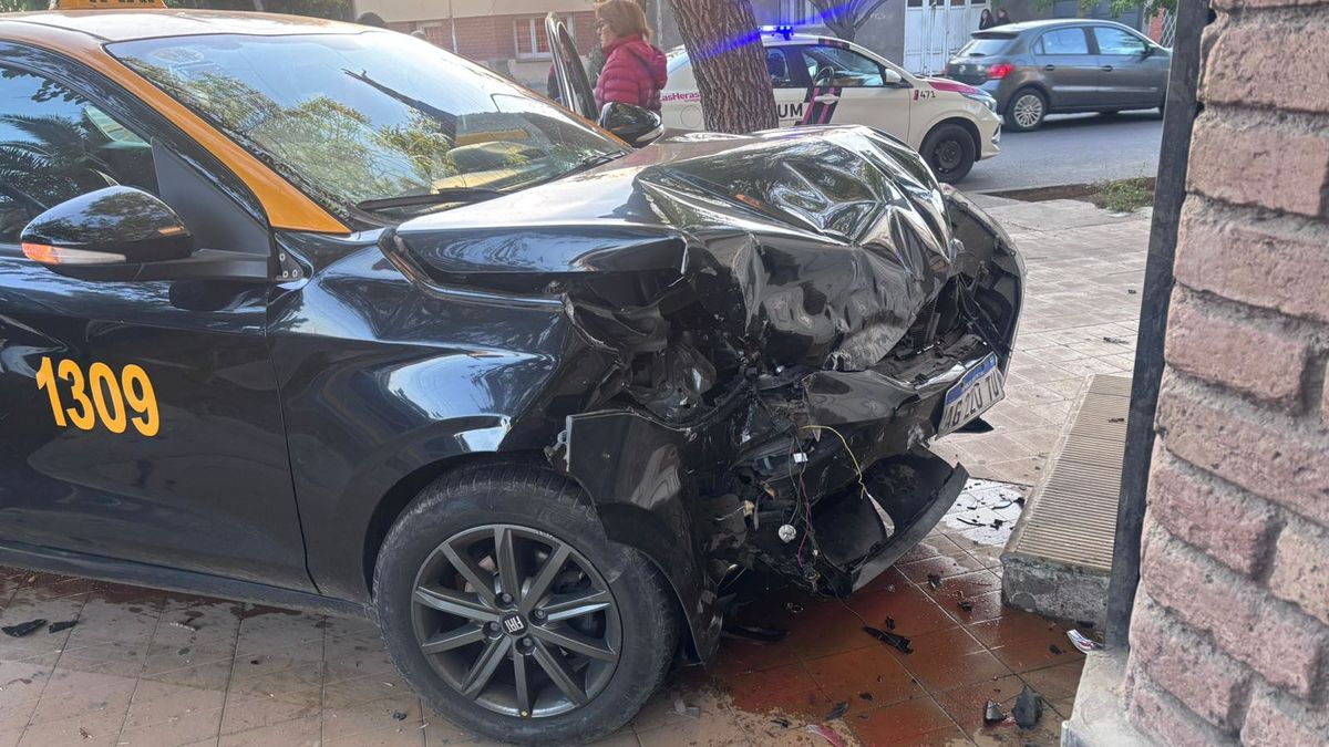 Una pasajera del taxi sufrió golpes como consecuencia del accidente. Una pasajera del taxi sufrió golpes como consecuencia del accidente.