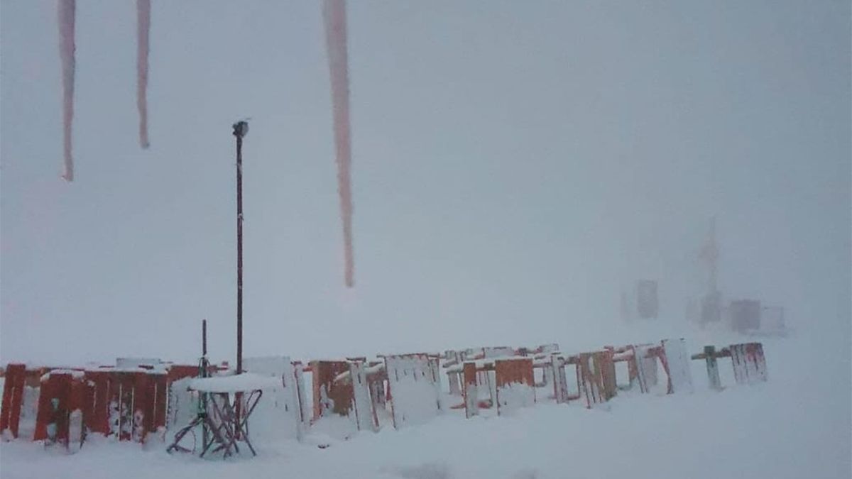 La nieve en Los Puquios dejó todo cubierto de blanco.