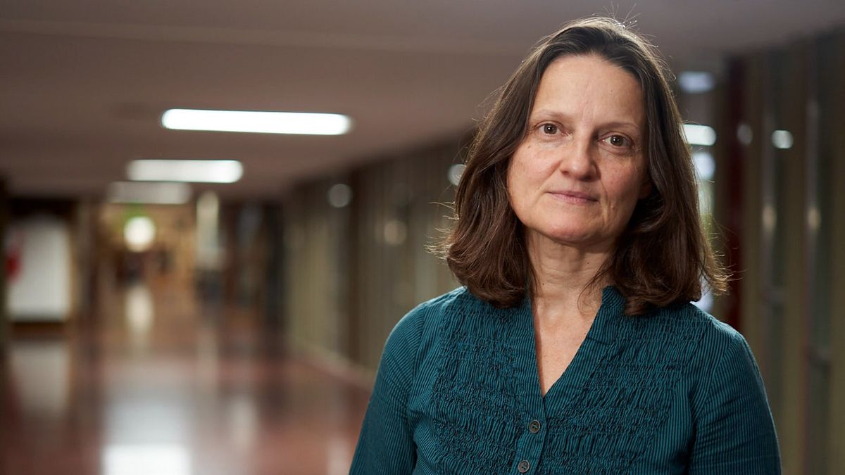 Silvina Turner, la antropóloga forense que pertence al EAAF y que trabajó en el Plan Humanitario Malvinas, estuvo en la UNCuyo contando cómo se desarrolló el proyecto. Foto: Axel Lloret