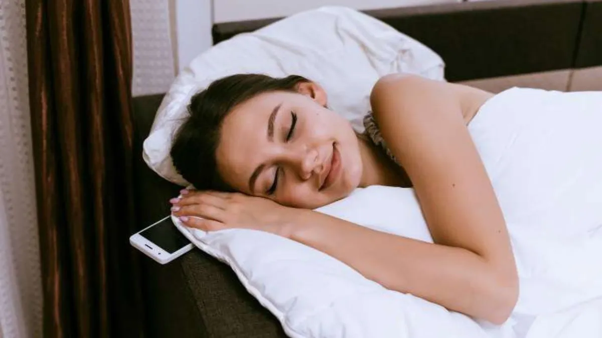 Dormir con el celular bajo la almohada implicaría riesgos para la salud.