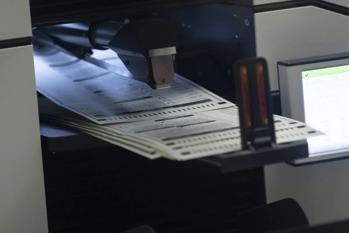 Escaneado de boletas o papeletas en el Centro de Elecciones y Tabulación del Condado de Maricopa en Phoenix, Arizona, Estados Unidos. Crédito: EFE/EPA/Etienne Laurent. Escaneado de boletas o papeletas en el Centro de Elecciones y Tabulación del Condado de Maricopa en Phoenix, Arizona, Estados Unidos. Crédito: EFE/EPA/Etienne Laurent.