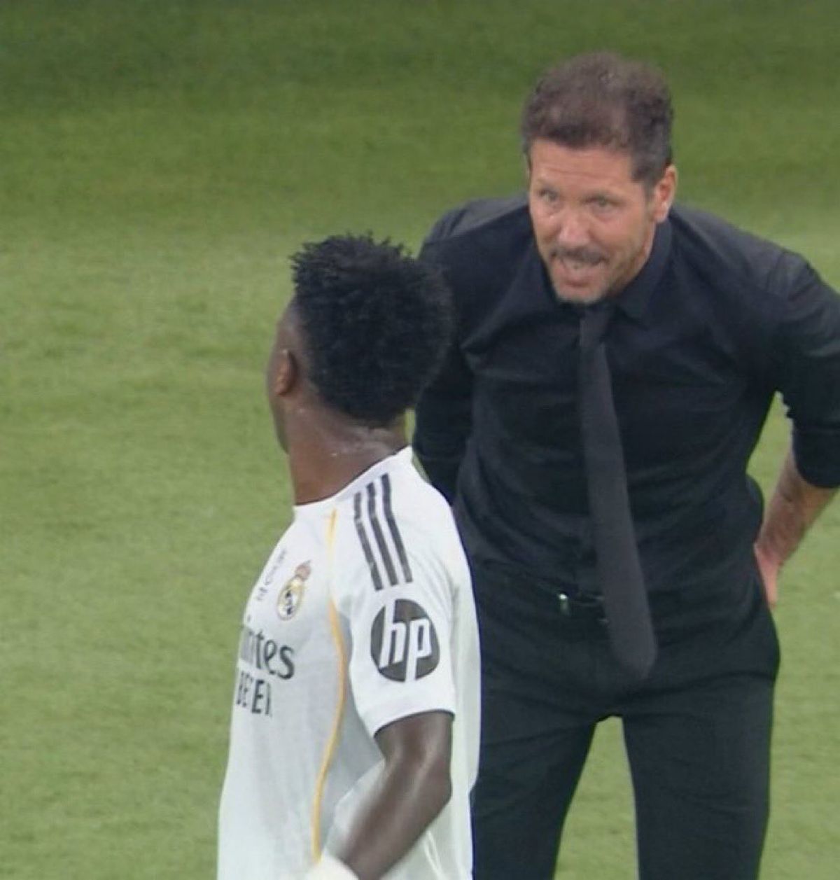 Diego Simeone agredi&oacute; verbalmente a Vinicius Jr. en pleno partido.