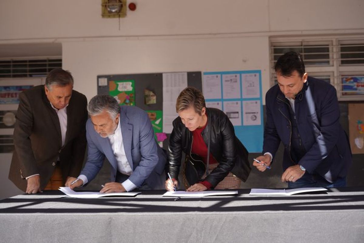 El gobernador Alfredo Cornejo, el ministro de Educación, Tadeo García Zalazar, la ministra de Energía y Ambiente, Jimena Latorre, y el ministro de Educación, Tadeo García Zalazar, firmando el acuerdo.