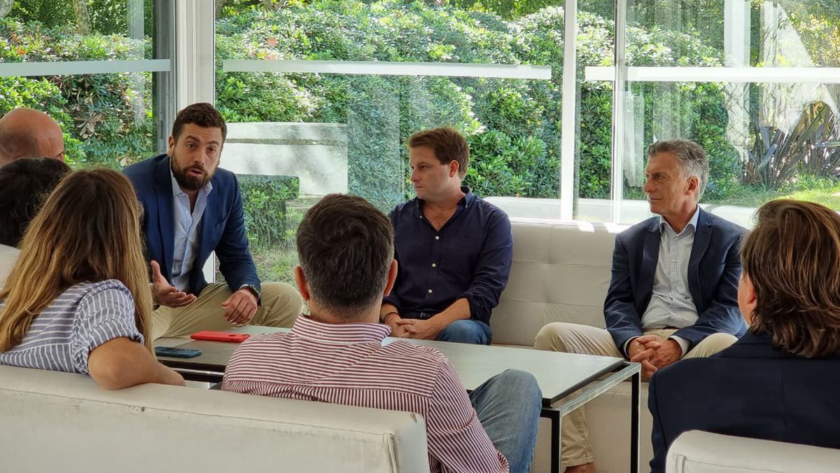 A la derecha de Maurcio Macri, está Alex Campbell, quien luego dio positivo de coronavirus.