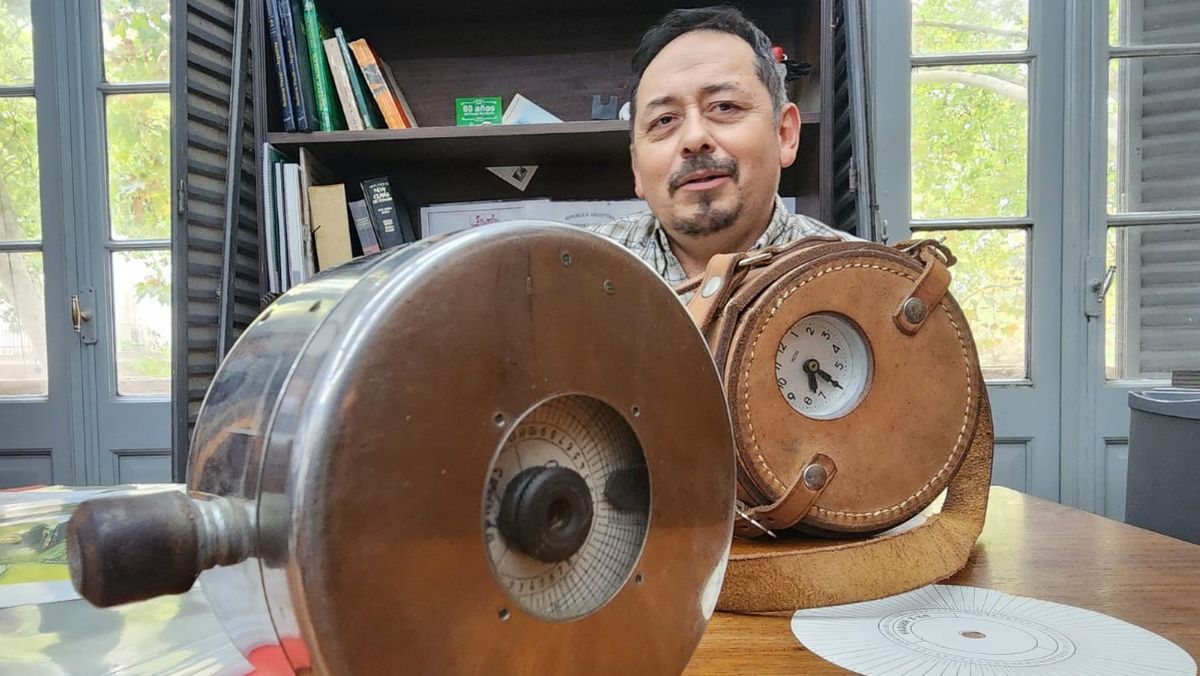 Leonardo Aguilera, un histórico del Pasaje San Martín, se puso a buscar viejos relojes para investigar cómo funcionaban algunos aparatos de la galería. Leonardo Aguilera, un histórico del Pasaje San Martín, se puso a buscar viejos relojes para investigar cómo funcionaban algunos aparatos de la galería.