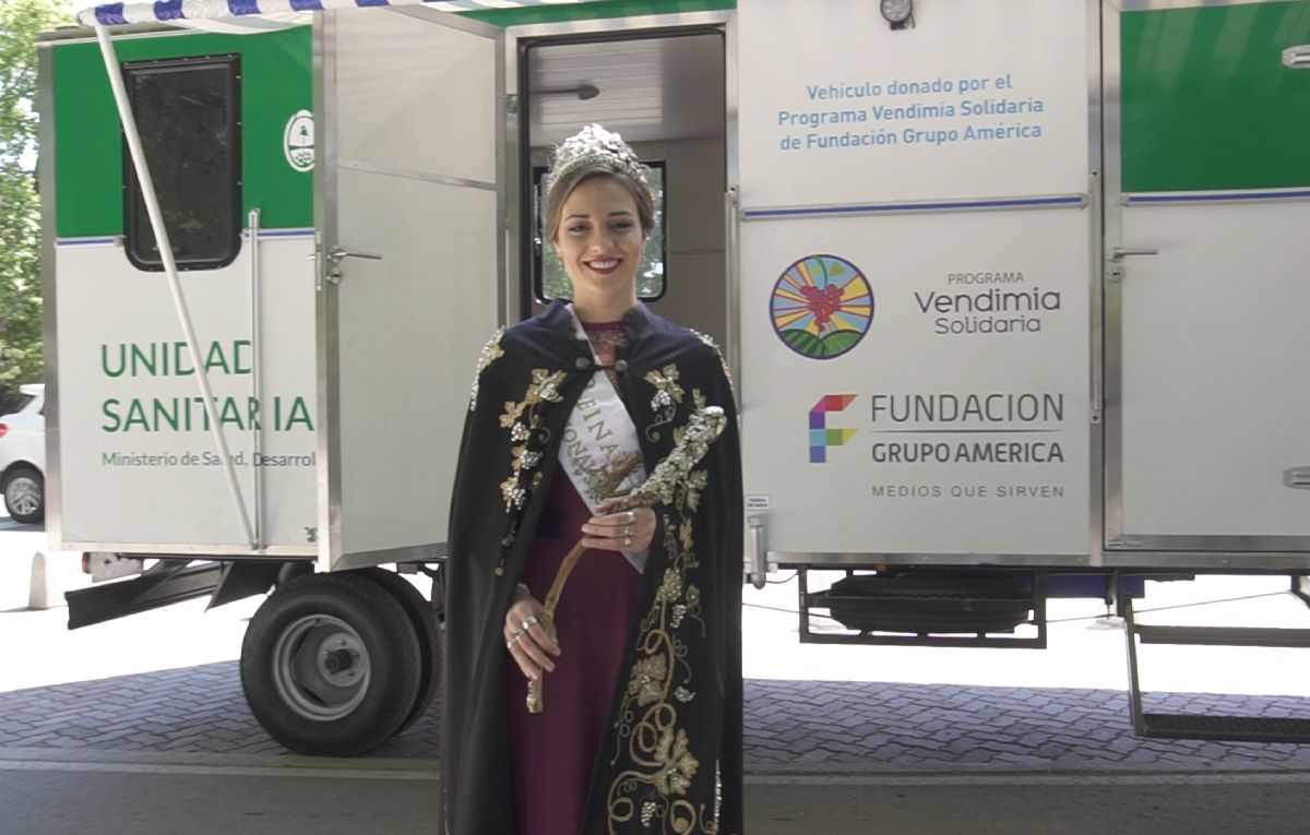 Julieta Lagos, reina de la Vendimia 2018, en la entrega de la unidad móvil sanitaria para la zona sanitaria Sur. Julieta Lagos, reina de la Vendimia 2018, en la entrega de la unidad móvil sanitaria para la zona sanitaria Sur.