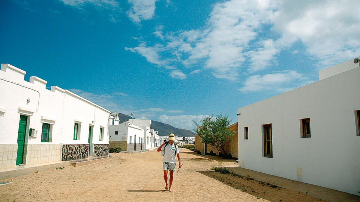 Las calles de La Graciosa no están pavimentadas por lo que debes estar preparado para caminar sos 29 kilómetros de extensión. Las calles de La Graciosa no están pavimentadas por lo que debes estar preparado para caminar sos 29 kilómetros de extensión.