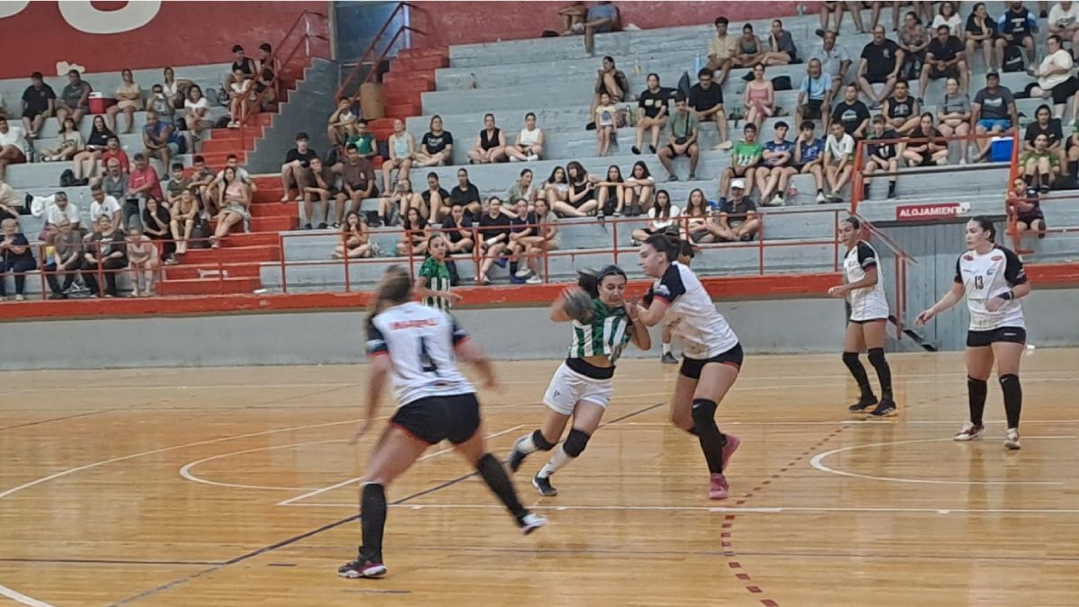 UNCuyo ataca, y la Municipalidad de Maipú defiende. La final del torneo Clausura fue muy disputada y con mucho roce. UNCuyo ataca, y la Municipalidad de Maipú defiende. La final del torneo Clausura fue muy disputada y con mucho roce.