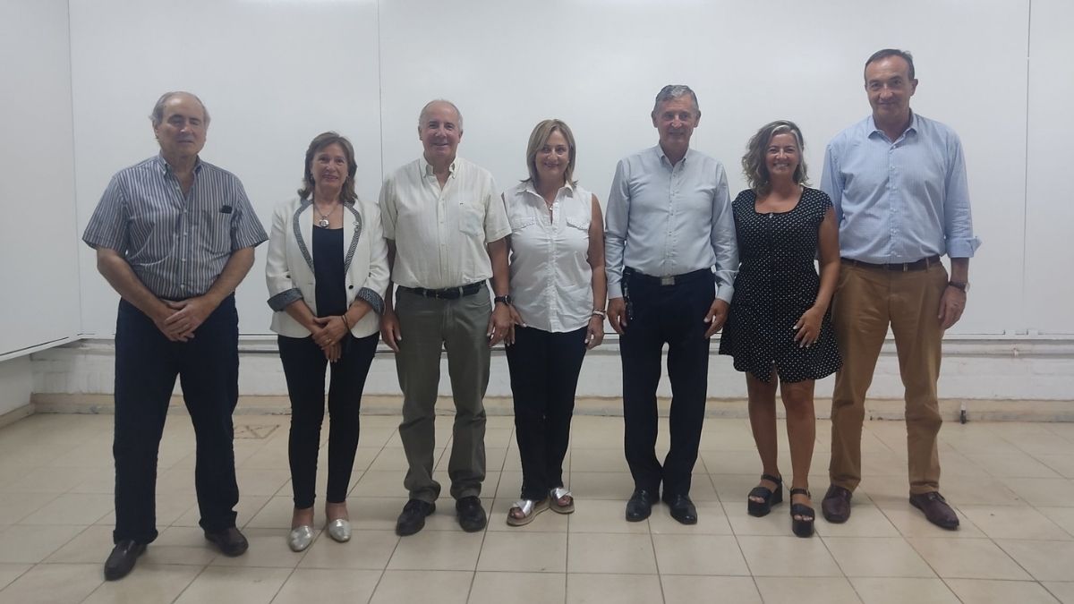 Los candidatos de Interclaustro y autoridades universitarias, de izquierda a derecha: Ismael Farrando, Esther Sánchez, Jorge Barón (vicerrector de la UNCuyo), Claudia García, Daniel Pizzi (rector de la UNCuyo) Fernanda Bernabè y Gabriel Fidel., durante un encuentro para definir los ejes de su propuesta