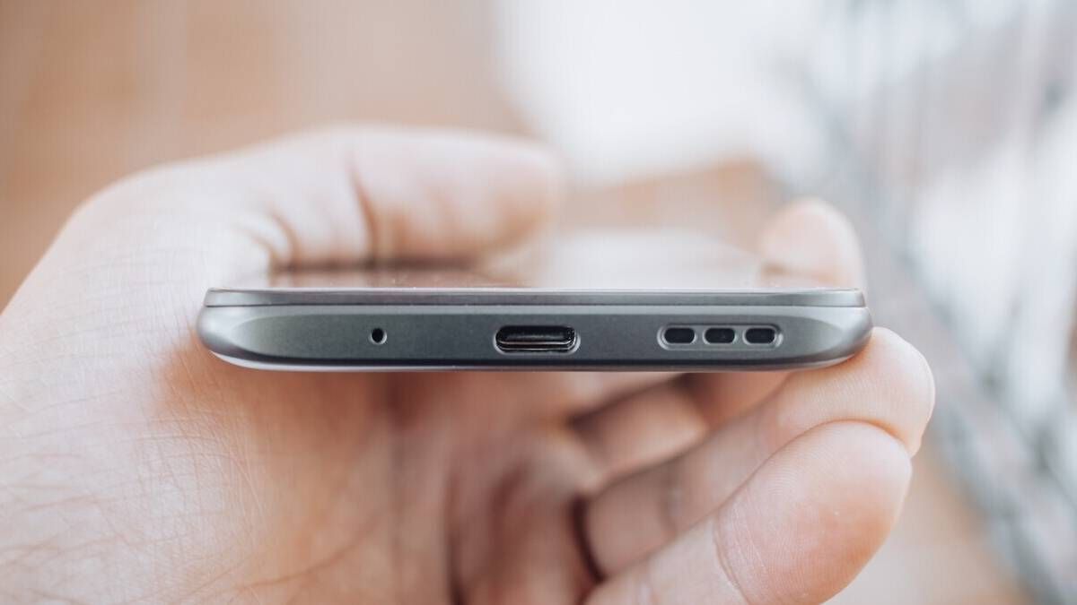 Trucos caseros: la forma correcta de limpiar los parlantes de tu celular.