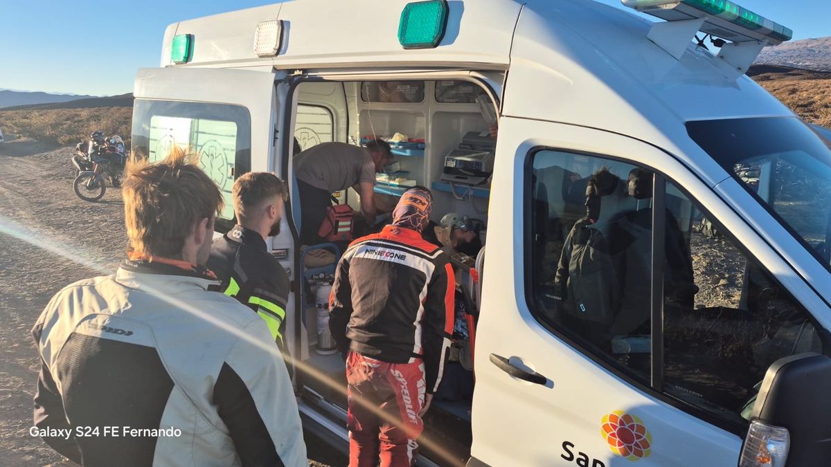 El motociclista fue trasladado al Hospital Central de urgencia. Tenía pérdida de conocimiento y varias fracturas. El motociclista fue trasladado al Hospital Central de urgencia. Tenía pérdida de conocimiento y varias fracturas.