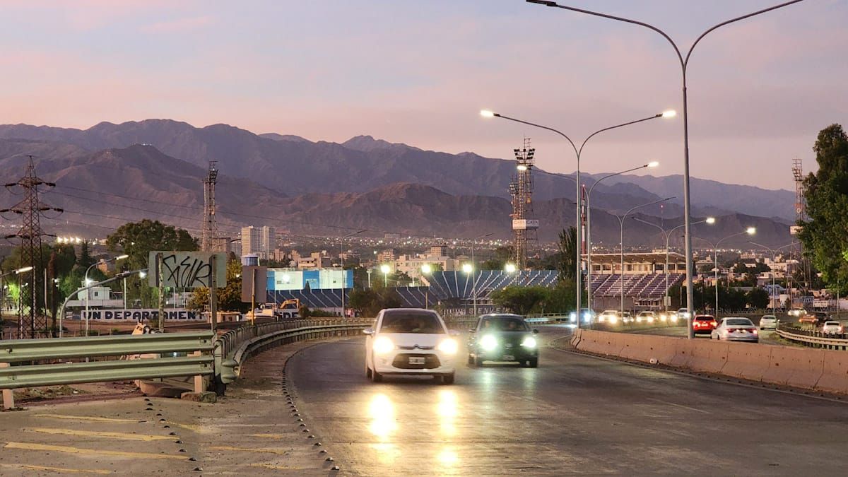 El pronóstico del tiempo en Mendoza anticipa para el fin de semana largo con pocoa cambio de la temperatura y tormentas aisladas.