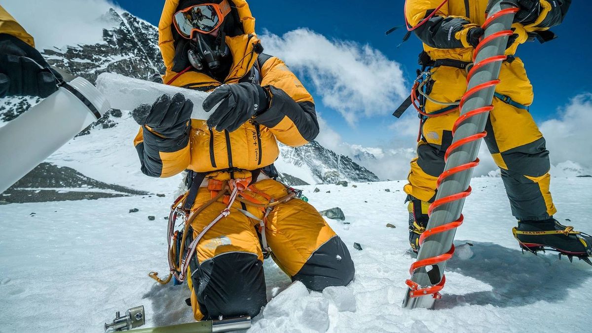 Los climatólogos Baker Perry y Tom Matthews encabezaron la expedición que armó la estación meteorológica en el Everest. Ahora se busca instalar antenas en el Aconcagua de Mendoza.&nbsp;